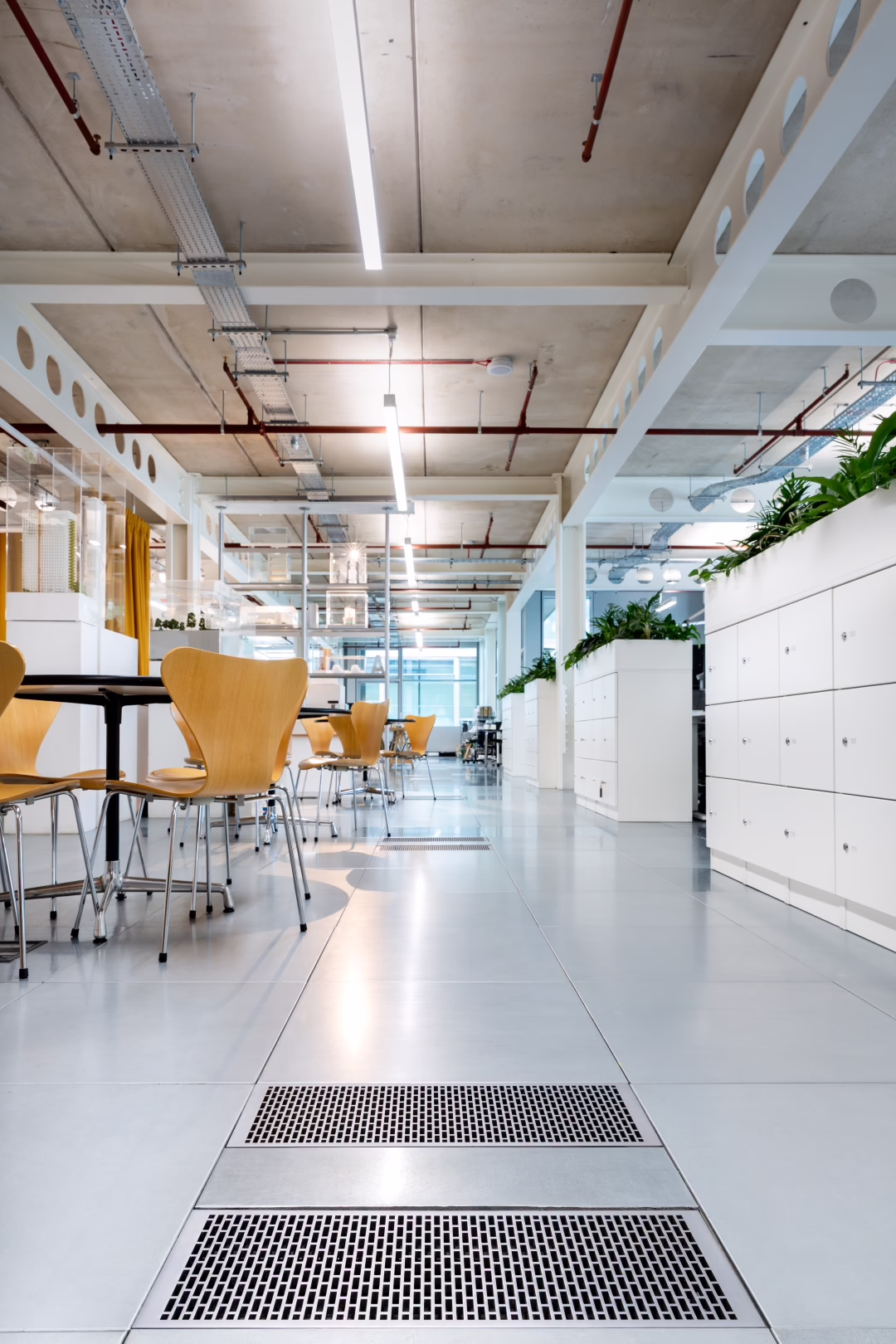 100 Fetter Lane, Edenica, floor grilles
